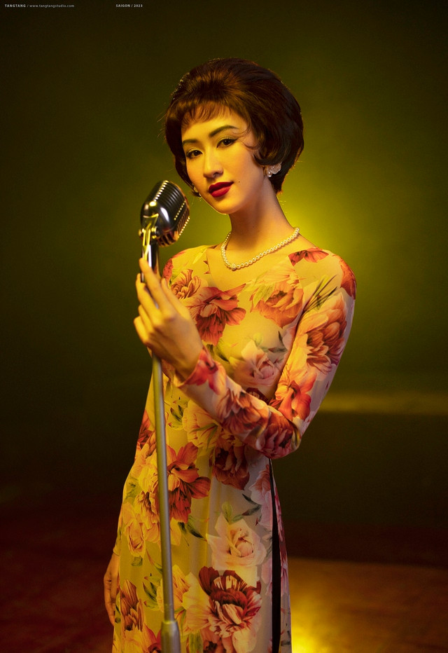 Trong bộ ảnh mới, Hà Thu tái hiện lại hình ảnh những giọng ca nổi tiếng một thời của Sài Gòn. Á hậu Đại dương 2014 cho biết cô đặc biệt hâm mộ tài năng, nhan sắc của những mỹ nhân thời trước nên đã ấp ủ cho màn hóa thân này. Ảnh: Tang Tang Trong bộ ảnh mới, Hà Thu tái hiện lại hình ảnh những giọng ca nổi tiếng một thời của Sài Gòn. Á hậu Đại dương 2014 cho biết cô đặc biệt hâm mộ tài năng, nhan sắc của những mỹ nhân thời trước nên đã ấp ủ cho màn hóa thân này. Ảnh: Tang Tang