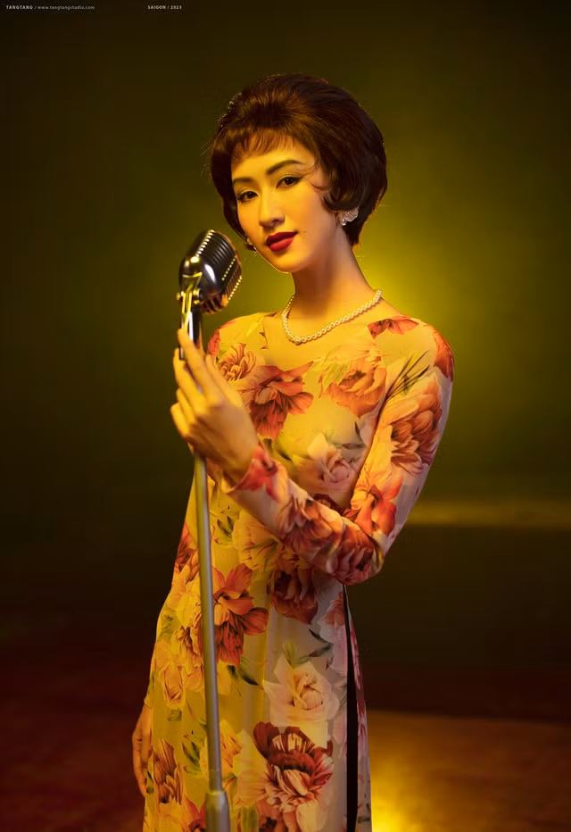 Trong bộ ảnh mới, Hà Thu tái hiện lại hình ảnh những giọng ca nổi tiếng một thời của Sài Gòn. Á hậu Đại dương 2014 cho biết cô đặc biệt hâm mộ tài năng, nhan sắc của những mỹ nhân thời trước nên đã ấp ủ cho màn hóa thân này. Ảnh: Tang Tang