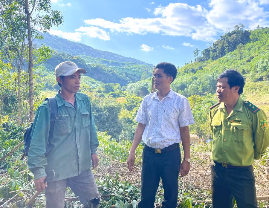 Chính quyền xã Đak Pling (huyện Kông Chro) tuyên truyền, vận động người dân mở rộng diện tích trồng rừng sản xuất để tăng thu nhập. Ảnh: Minh Nguyễn