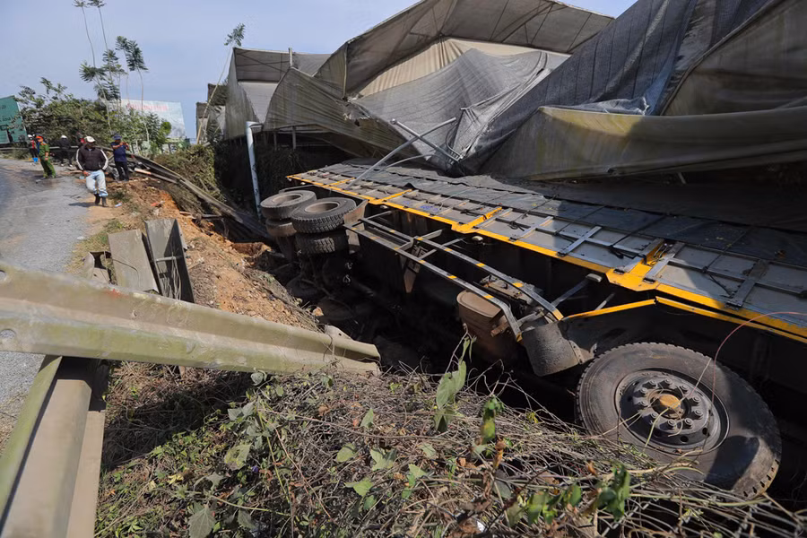 Hiện trường vụ tai nạn xe tải mất thắng va chạm liên hoàn với 3 xe ô tô trên đèo Mimosa