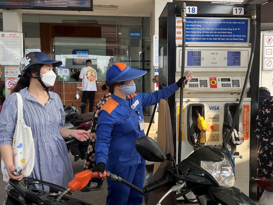 Giá xăng dầu liên tục giảm, có loại đã xuống dưới 20.000 đồng/lít Giá xăng dầu liên tục giảm, có loại đã xuống dưới 20.000 đồng/lít