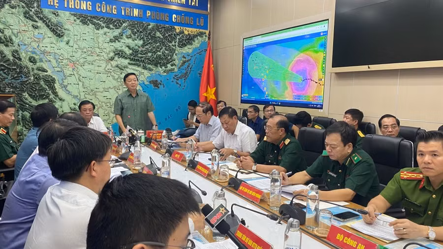 Phó Thủ tướng Trần Hồng Hà chủ trì và phát biểu mở đầu cuộc họp chiều 5-9. Ảnh: VĂN PHÚC