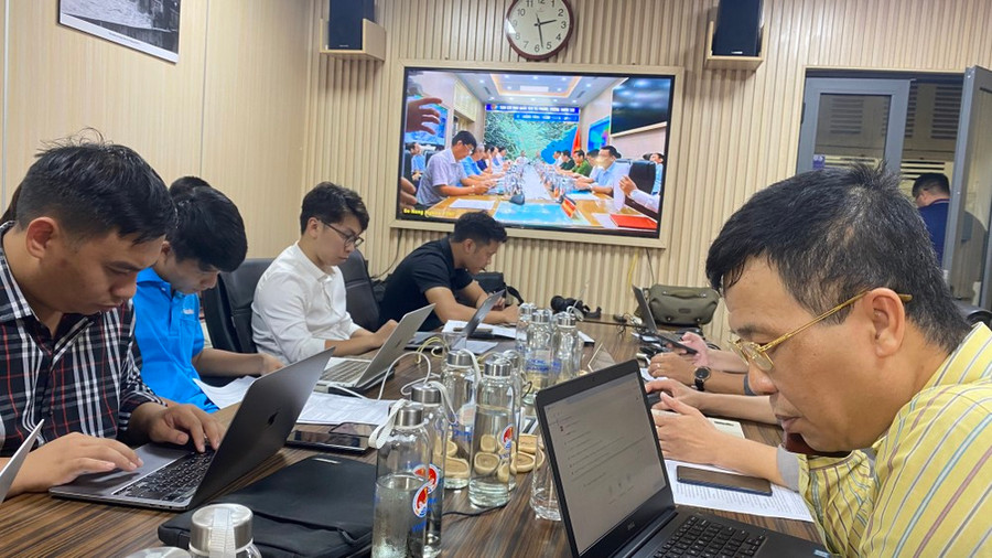 Đại diện các cơ quan báo chí theo dõi cuộc họp ứng phó với bão chiều 5-9. Ảnh: VĂN PHÚC Đại diện các cơ quan báo chí theo dõi cuộc họp ứng phó với bão chiều 5-9. Ảnh: VĂN PHÚC