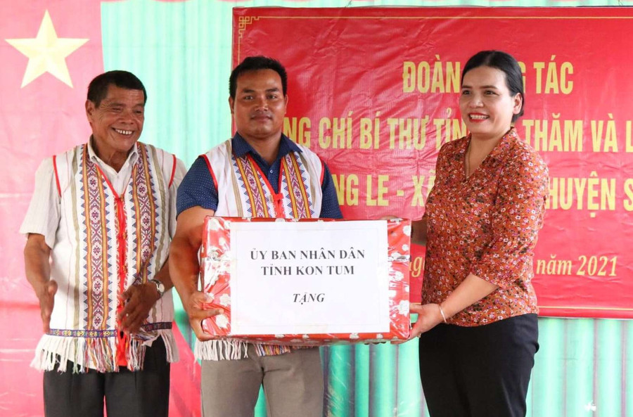 - Người Rơ Măm được tỉnh quan tâm, hỗ trợ để phát triển. Ảnh: H.T