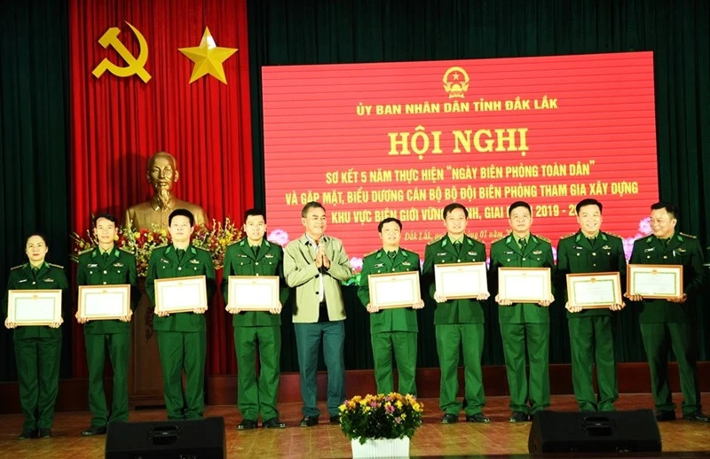 Phó Bí thư Tỉnh ủy Đắk Lắk Y Biêr Niê tặng Bằng khen của Bộ Tư lệnh Biên phòng cho các tập thể có thành tích xuất sắc trong thực hiện “Ngày Biên phòng toàn dân” giai đoạn 2019-2024 .