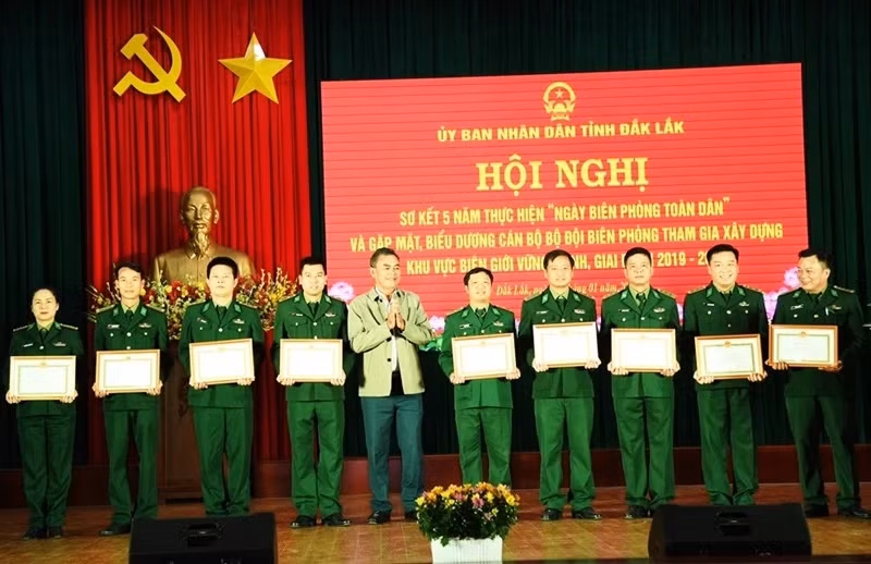 Phó Bí thư Tỉnh ủy Đắk Lắk Y Biêr Niê tặng Bằng khen của Bộ Tư lệnh Biên phòng cho các tập thể có thành tích xuất sắc trong thực hiện “Ngày Biên phòng toàn dân” giai đoạn 2019-2024 .