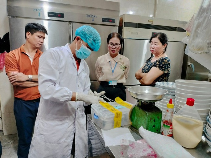 31 người ngộ độc sau khi ăn bánh mì Phượng ở Hội An - Ảnh 1. Đoàn kiểm tra của Sở Y tế tỉnh Quảng Nam và Chi cục An toàn Vệ sinh thực phẩm tỉnh kiểm tra, lấy mẫu tại tiệm bánh mì Phượng.