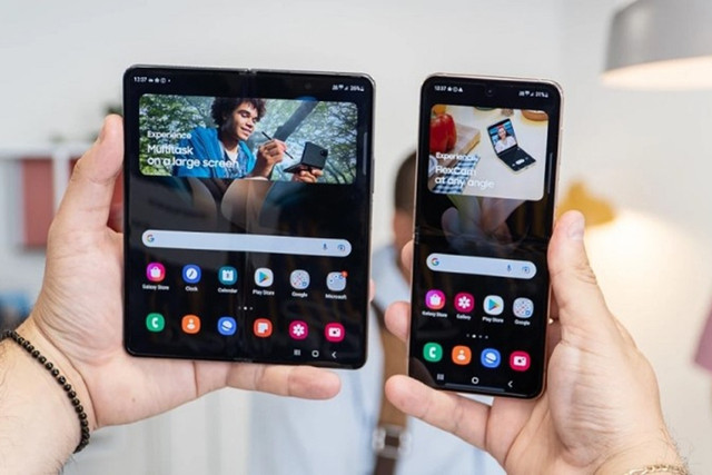 Cả màn hình trong và ngoài đều có độ phân giải cao, tốc độ làm mới 120 Hz. Ảnh: PhoneArena