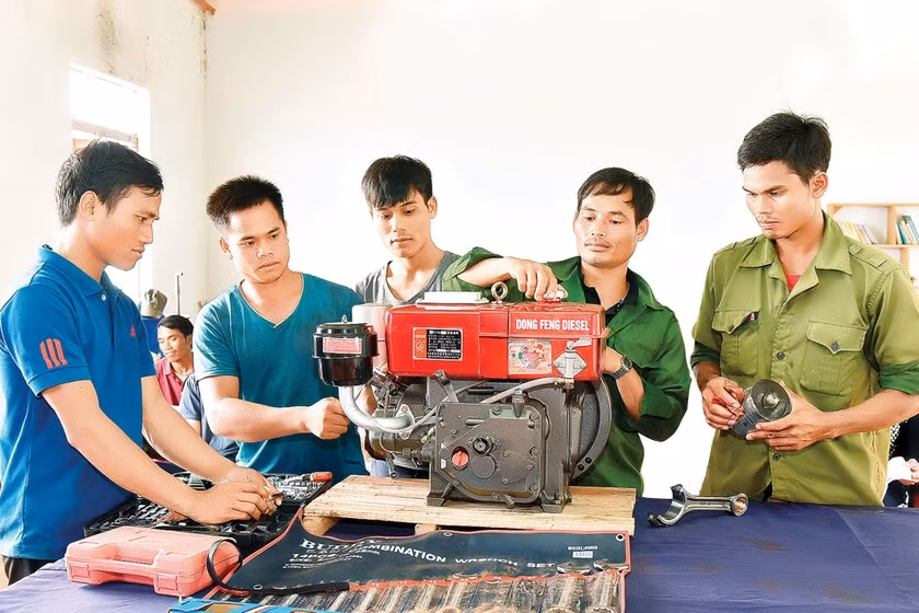 Người dân xã Hnol (huyện Đak Đoa, Gia Lai) trong một buổi thực hành sửa chữa máy nổ công suất nhỏ. Ảnh: P.N