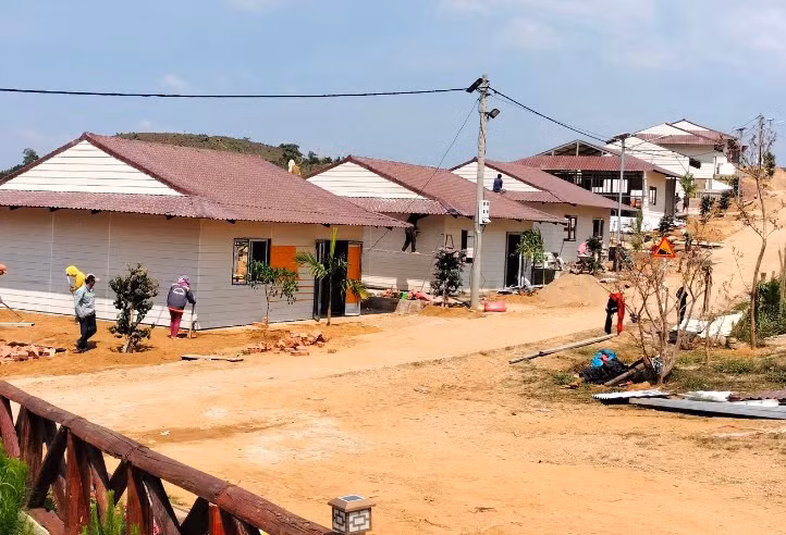 Hiện tại, bà con khu tái định cư Tu Thó đang liên kết làm thêm 7 ngôi nhà, nâng tổng số lên 10 căn để làm du lịch cộng đồng. Ảnh: V.T