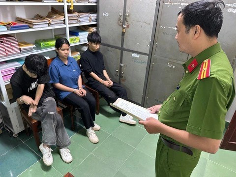 Công an tỉnh Quảng Ngãi lấy lời khai các nghi phạm. Ảnh: TS Công an tỉnh Quảng Ngãi lấy lời khai các nghi phạm. Ảnh: TS