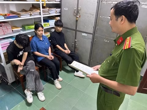 Công an tỉnh Quảng Ngãi lấy lời khai các nghi phạm. Ảnh: TS