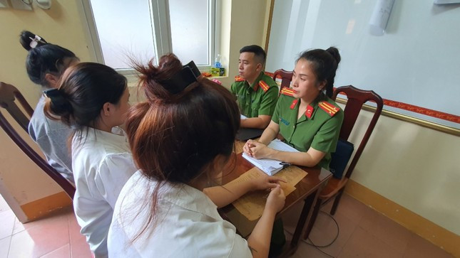 Ba đối tượng nữ bị bắt tạm giam để phục vụ công tác điều tra Ba đối tượng nữ bị bắt tạm giam để phục vụ công tác điều tra