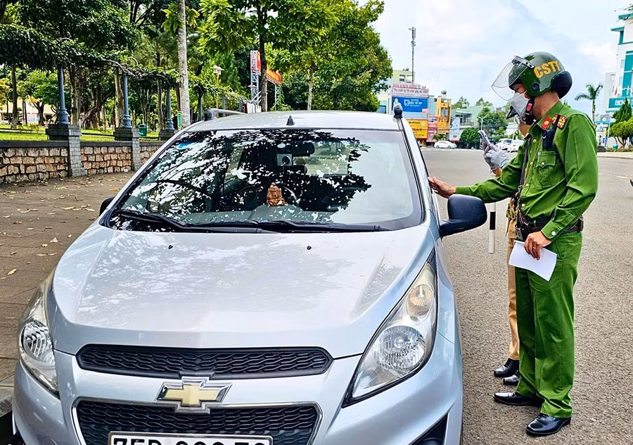 Nhằm hạn chế tai nạn giao thông xảy ra, lực lượng Cảnh sát Giao thông-Trật tự Công an TP. Pleiku thường kiểm tra xe ô tô dừng, đỗ trên đường. Ảnh: M.P