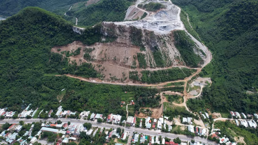 Mỏ đá khai thác nằm sát khu dân cư tại thị trấn Thạnh Mỹ.