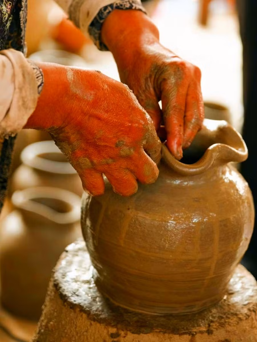 Người Chăm làm gốm Bàu Trúc. Ảnh Toh Ee Ming.