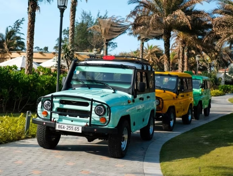 Toh Ee Ming được đón chào bằng đoàn xe jeep đầy màu sắc. Ảnh Toh Ee Ming.