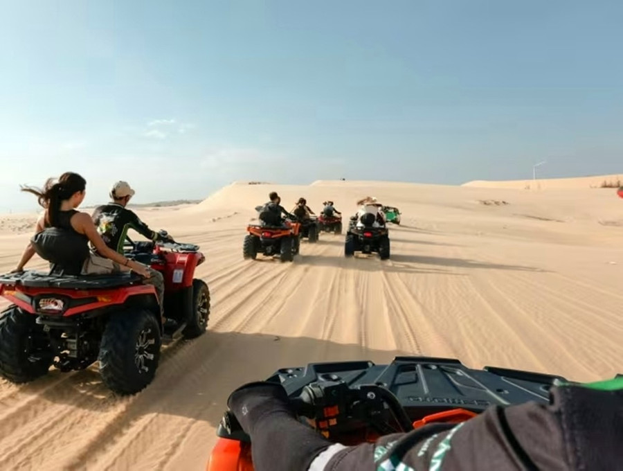 Nhóm trải nghiệm trên xe địa hình ATV. Ảnh Toh Ee Ming.