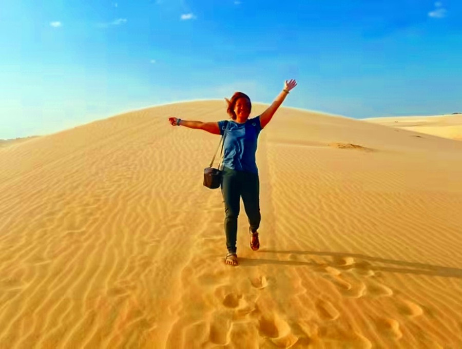 Nhà báo Toh Ee Ming tại đồi cát Mũi Né.