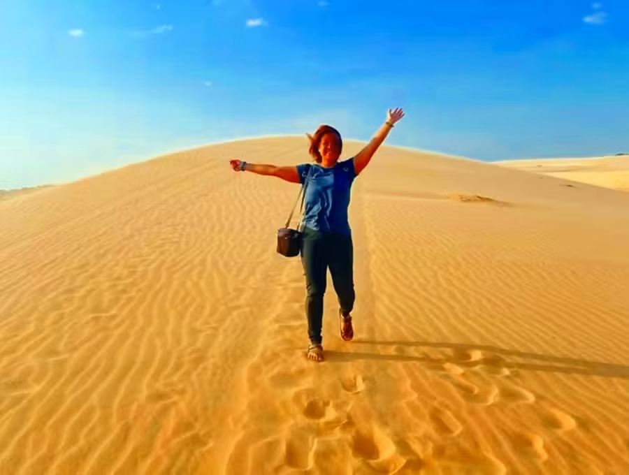 Nhà báo Toh Ee Ming tại đồi cát Mũi Né.