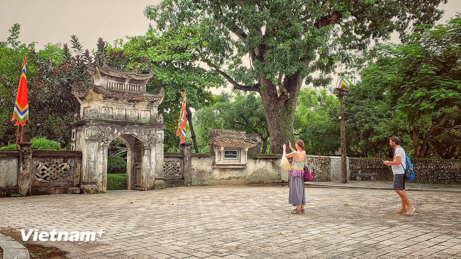 Du khách quốc tế thăm quan các điểm đến di tích ở Ninh Bình. (Ảnh: Mai Mai/Vietnam+) Du khách quốc tế thăm quan các điểm đến di tích ở Ninh Bình. (Ảnh: Mai Mai/Vietnam+)