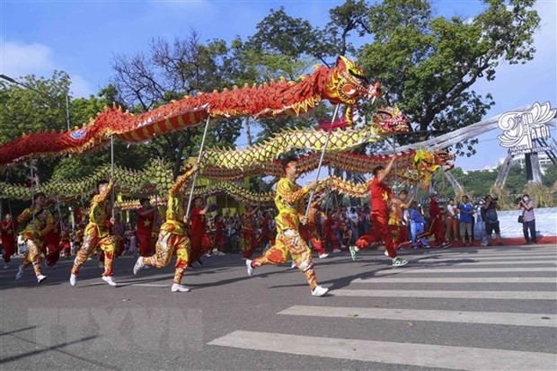 Tiết mục múa rồng của huyện Thanh Oai tại Festival Thu Hà Nội. (Ảnh: Tuấn Đức/TTXVN) Tiết mục múa rồng của huyện Thanh Oai tại Festival Thu Hà Nội. (Ảnh: Tuấn Đức/TTXVN)