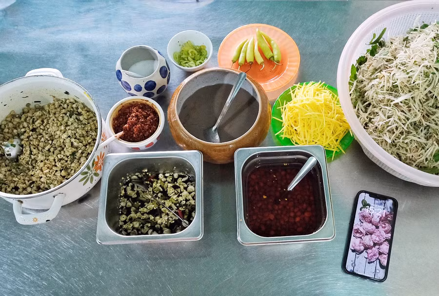 Những thành phần làm nên món cơm hến trứ danh. Ảnh: Hoàng Ngọc