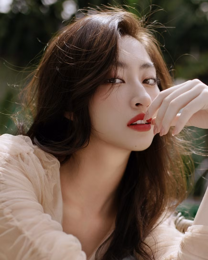 Nàng hậu biến hóa đa dạng qua từng thiết kế từ nhẹ nhàng bay bổng đến quyến rũ. (Ảnh: PV/Vietnam+)