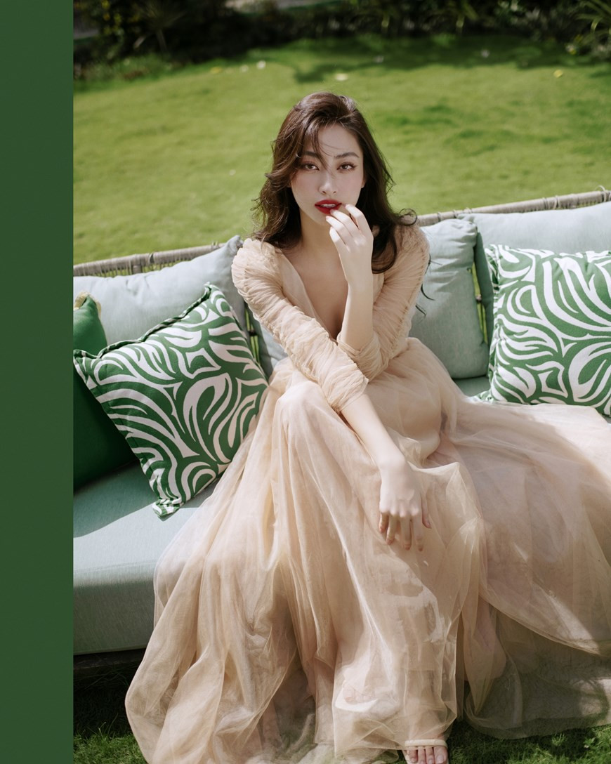 Diện trang phục tông màu be cùng thiết kế đơn giản, bộ ảnh tập trung hoàn toàn vào thần thái và vẻ đẹp trưởng thành ở tuổi 23 của nàng hậu GenZ. (Ảnh: PV/Vietnam+)