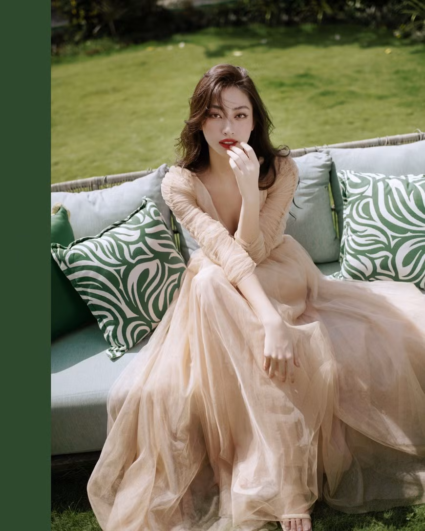 Diện trang phục tông màu be cùng thiết kế đơn giản, bộ ảnh tập trung hoàn toàn vào thần thái và vẻ đẹp trưởng thành ở tuổi 23 của nàng hậu GenZ. (Ảnh: PV/Vietnam+)