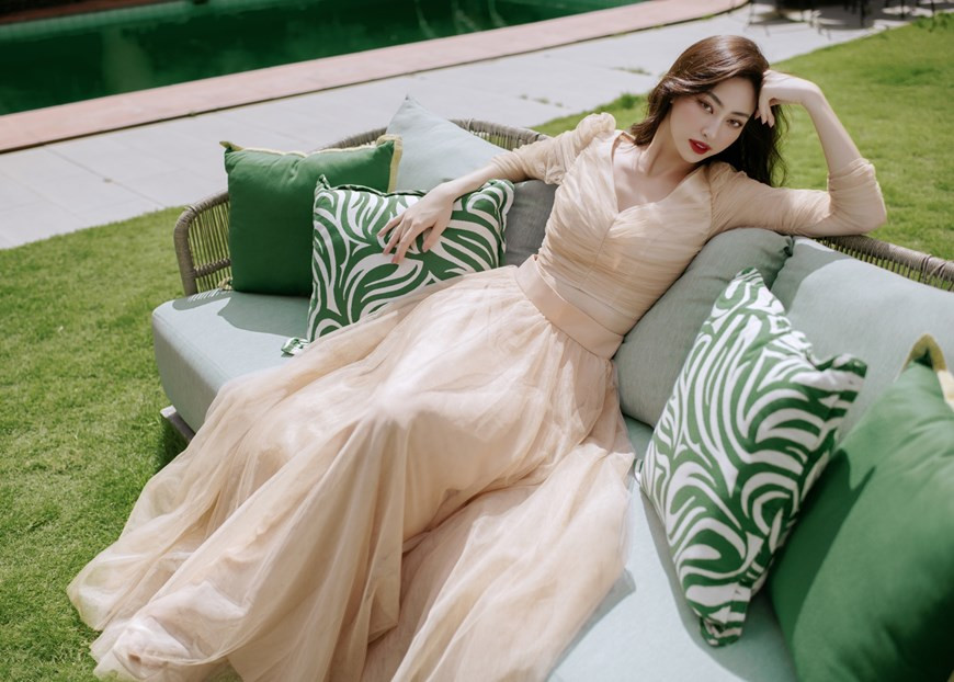 Mừng sinh nhật tuổi 23 (ngày 15/8), Hoa hậu Lương Thùy Linh tung bộ ảnh mới với nhan sắc đậm chất tiểu thư phương Tây xưa. (Ảnh: PV/Vietnam+)