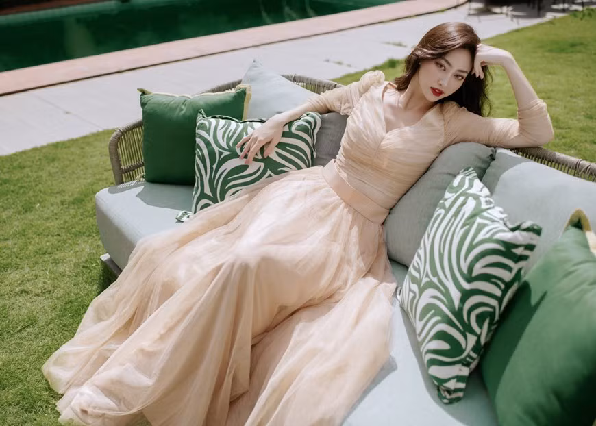 Mừng sinh nhật tuổi 23 (ngày 15/8), Hoa hậu Lương Thùy Linh tung bộ ảnh mới với nhan sắc đậm chất tiểu thư phương Tây xưa. (Ảnh: PV/Vietnam+)