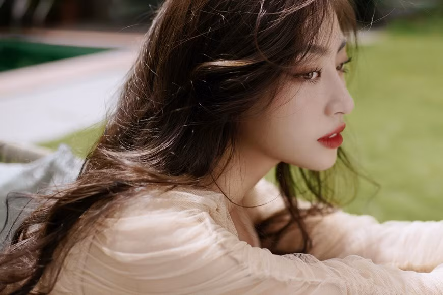 Lương Thùy Linh vừa tung bộ ảnh mới đậm chất tiểu thư, khoe sắc vóc quyến rũ và trưởng thành. Cô cho biết sẽ tiếp tục sứ mệnh lan tỏa yêu thương và truyền cảm hứng đến giới trẻ qua những hoạt động cộng đồng và những dự án mới. (Ảnh: PV/Vietnam+)