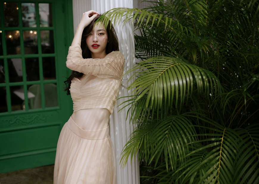 Với điểm nhấn đôi môi đỏ mọng, Lương Thùy Linh phối hợp lối trang điểm khá nhẹ nhàng nhưng không kém phần sang trọng. (Ảnh: PV/Vietnam+)