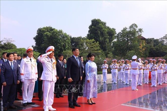 Tổng thống Mông Cổ vào Lăng viếng Chủ tịch Hồ Chí Minh - Ảnh 5. Tổng thống Mông Cổ Ukhnaagiin Khurelsukh và Phu nhân tưởng niệm Chủ tịch Hồ Chí Minh. Ảnh: TTXVN