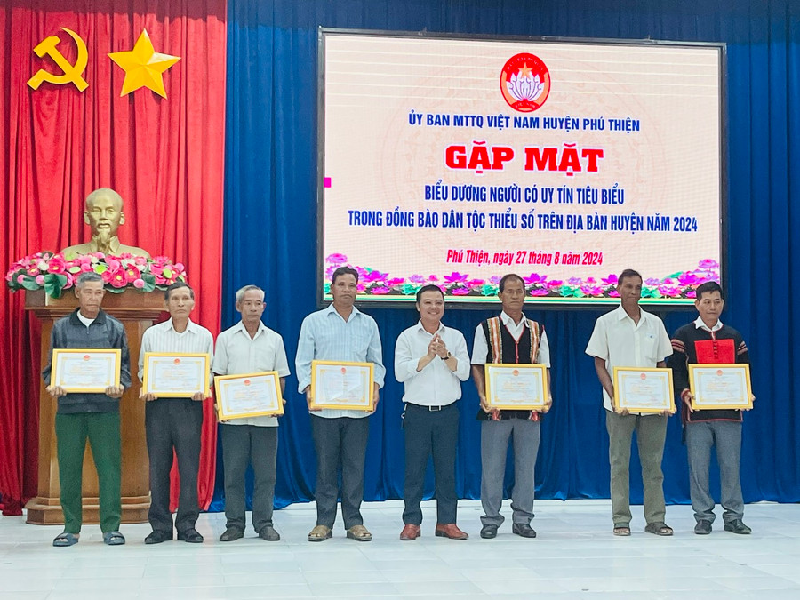 Ông Nay Yer (thứ 3 từ phải sang) được UBND huyện biểu dương Người uy tín làm kinh tế giỏi. Ảnh: Vũ Chi Ông Nay Yer (thứ 3 từ phải sang) được UBND huyện biểu dương Người uy tín làm kinh tế giỏi. Ảnh: Vũ Chi