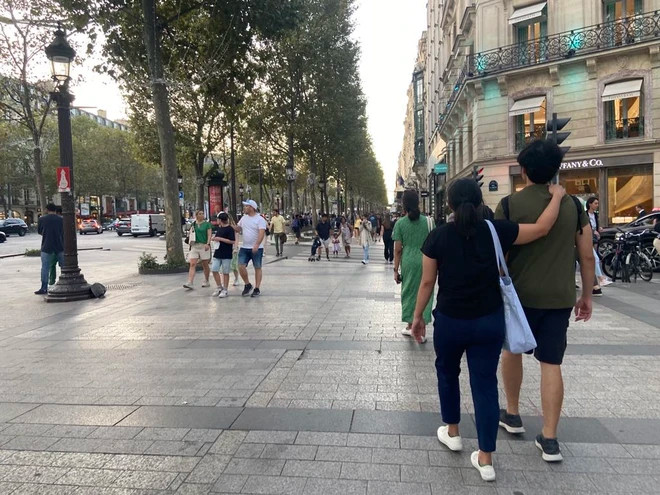 Du khách dạo chơi trên đường phố Paris. (Ảnh: Vietnam+) Du khách dạo chơi trên đường phố Paris. (Ảnh: Vietnam+)