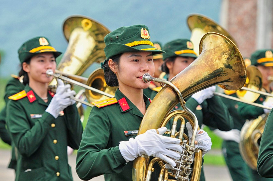 Các động tác đều được phối hợp nhịp nhàng. Ảnh: HỮU TÂN