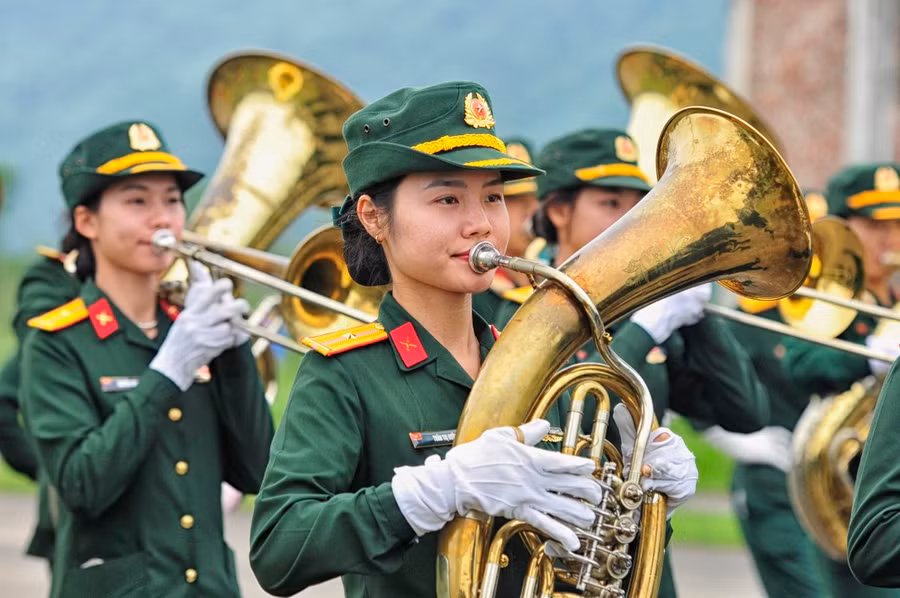 Các động tác đều được phối hợp nhịp nhàng. Ảnh: HỮU TÂN