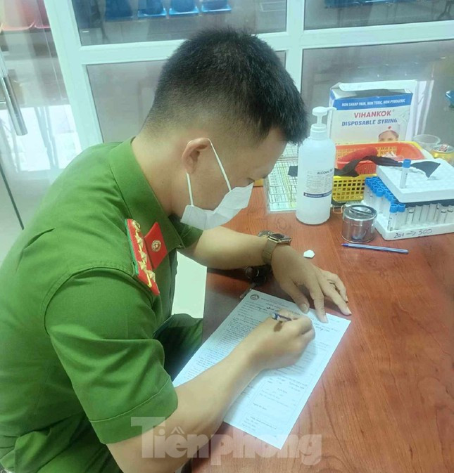 Đại úy Giáp làm thủ tục khám sàng lọc trước khi hiến tiểu cầu