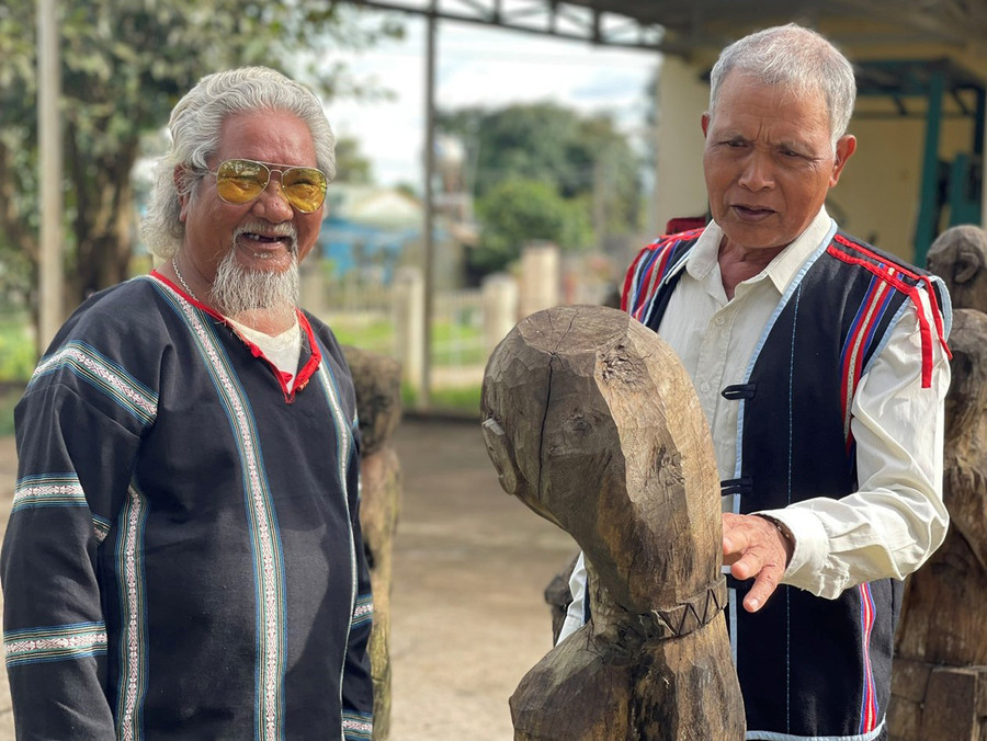 Ông Hmrik (bên phải) và ông Hmyơk tại khu trưng bày “Vườn tượng gỗ Bahnar, Jrai”. Ảnh: P.D Ông Hmrik (bên phải) và ông Hmyơk tại khu trưng bày “Vườn tượng gỗ Bahnar, Jrai”. Ảnh: P.D