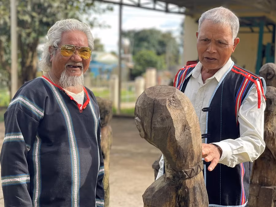 Ông Hmrik (bên phải) và ông Hmyơk tại khu trưng bày “Vườn tượng gỗ Bahnar, Jrai”. Ảnh: P.D