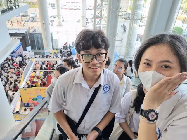 Học sinh tỉnh Bình Dương tham chương trình Tư vấn mùa thi của Báo Thanh Niên năm 2024. Đây là tỉnh đứng thứ hai trong 5 tỉnh đứng đầu cả nước trung bình điểm thi tốt nghiệp THPT trong 5 năm qua. Ảnh ĐÀO NGỌC THẠCH