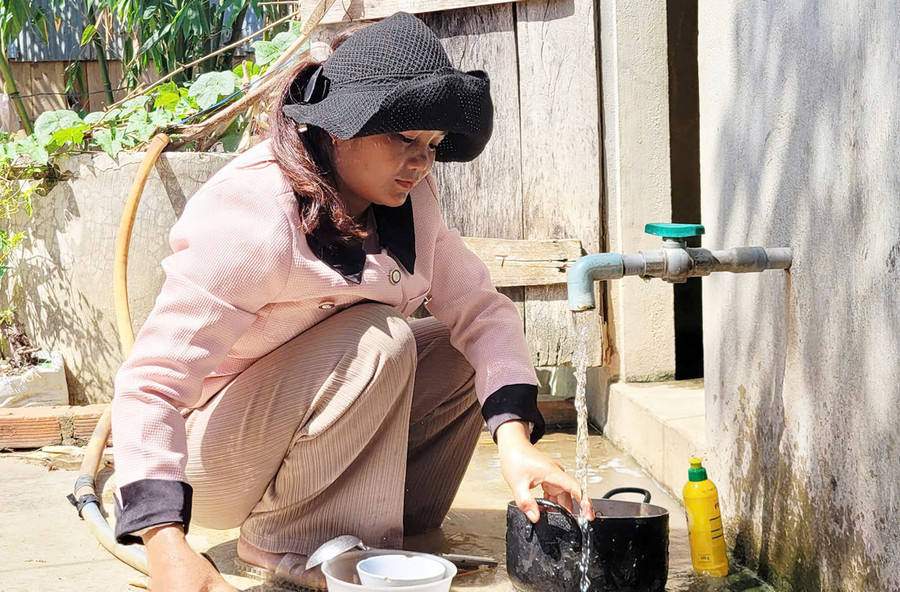 Chị Đinh Thị Say (làng Quao, xã Nghĩa An, huyện Kbang) vui mừng khi được sử dụng nguồn nước sạch đảm bảo vệ sinh. Ảnh: T.D