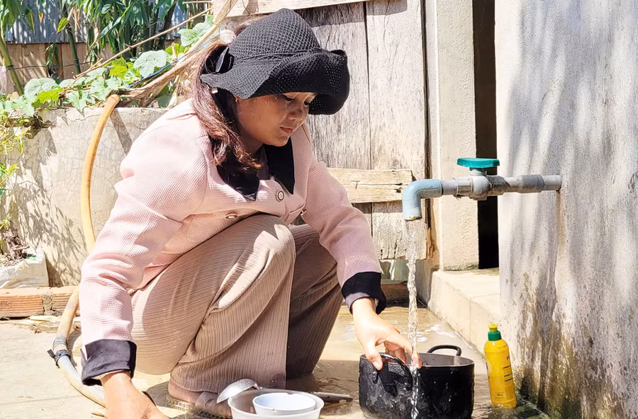 Chị Đinh Thị Say (làng Quao, xã Nghĩa An, huyện Kbang) vui mừng khi được sử dụng nguồn nước sạch đảm bảo vệ sinh. Ảnh: T.D