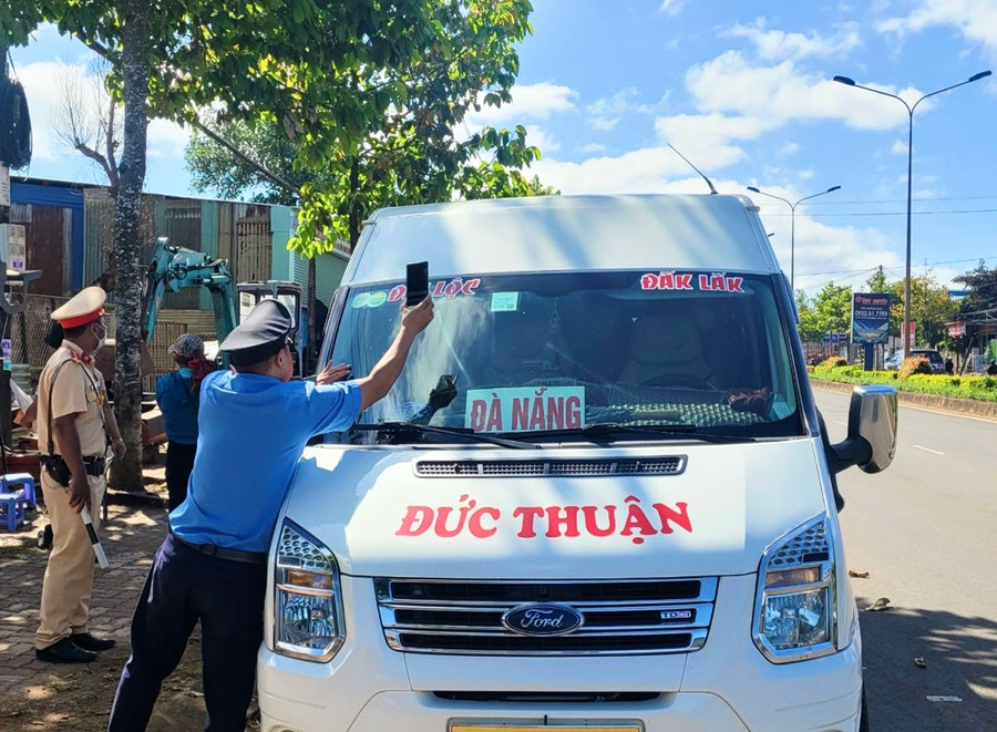 Lực lượng chức năng tăng cường kiểm tra, xử lý lái xe khách vi phạm quy định an toàn giao thông. Ảnh: M.P Lực lượng chức năng tăng cường kiểm tra, xử lý lái xe khách vi phạm quy định an toàn giao thông. Ảnh: M.P