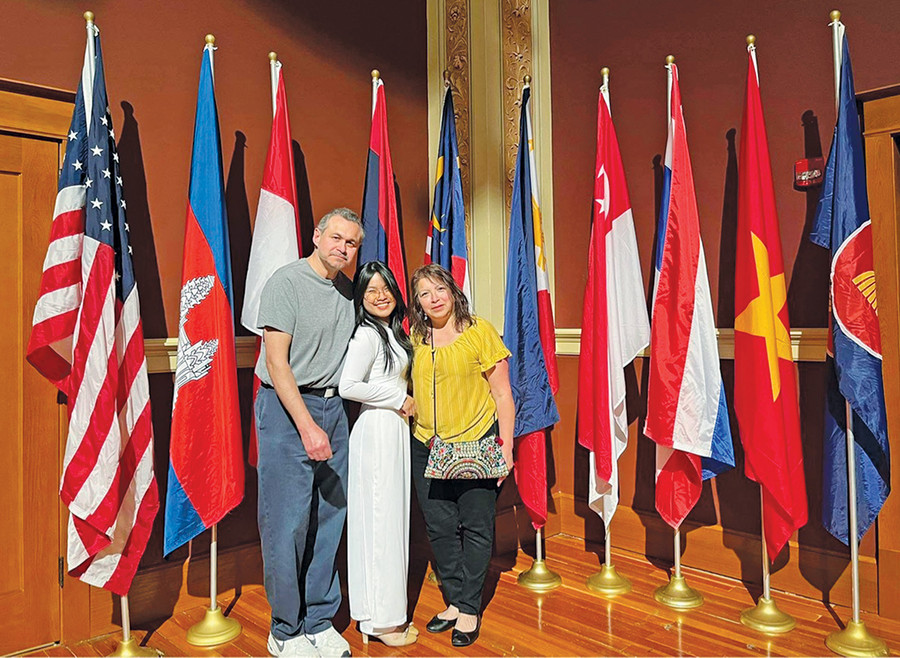 Phạm Hồng Hoàng Vy chụp ảnh lưu niệm cùng gia đình mà em trải nghiệm lưu trú tại Hoa Kỳ. Ảnh nhân vật cung cấp Phạm Hồng Hoàng Vy chụp ảnh lưu niệm cùng gia đình mà em trải nghiệm lưu trú tại Hoa Kỳ. Ảnh nhân vật cung cấp