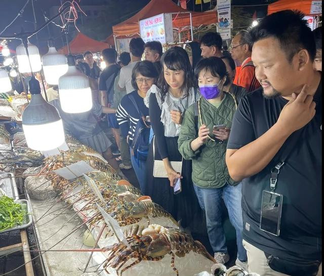 Du khách nước ngoài tại chợ đêm Sơn Trà. Ảnh: Nguyễn Tú Du khách nước ngoài tại chợ đêm Sơn Trà. Ảnh: Nguyễn Tú