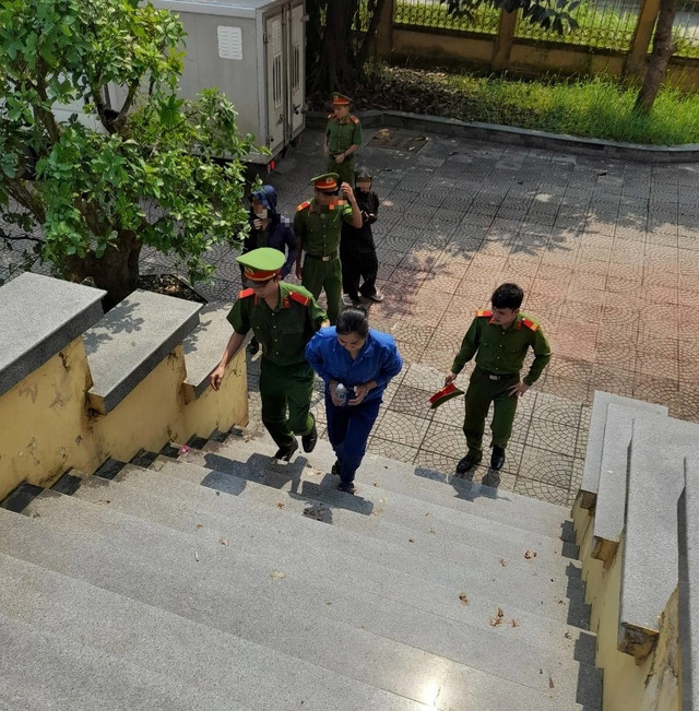 Lực lượng chức năng dẫn giải Hoàng Thị Hải Yến đến phiên tòa. Ảnh: B.H Lực lượng chức năng dẫn giải Hoàng Thị Hải Yến đến phiên tòa. Ảnh: B.H