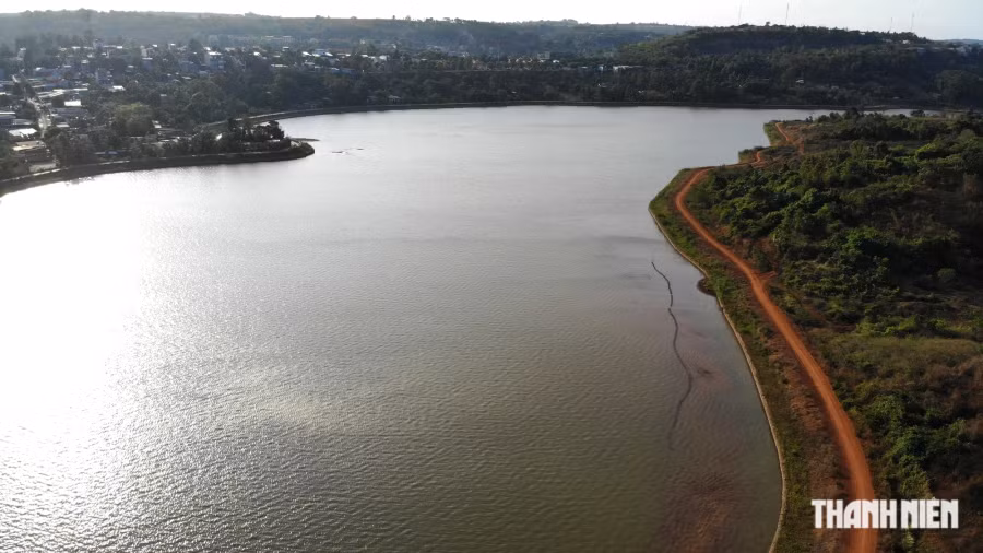 Hồ nước tại khu vực trung tâm TP.Gia Nghĩa, Đắk Nông. Ảnh: Xuân Lâm